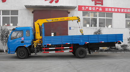 濰坊隨車吊車型詳解 8噸隨車吊、東風145與東風153隨車吊在平板車上的應用